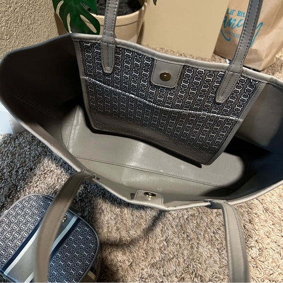 Tory Burch Tote Bag and matching pouch - Picture 9 of 11